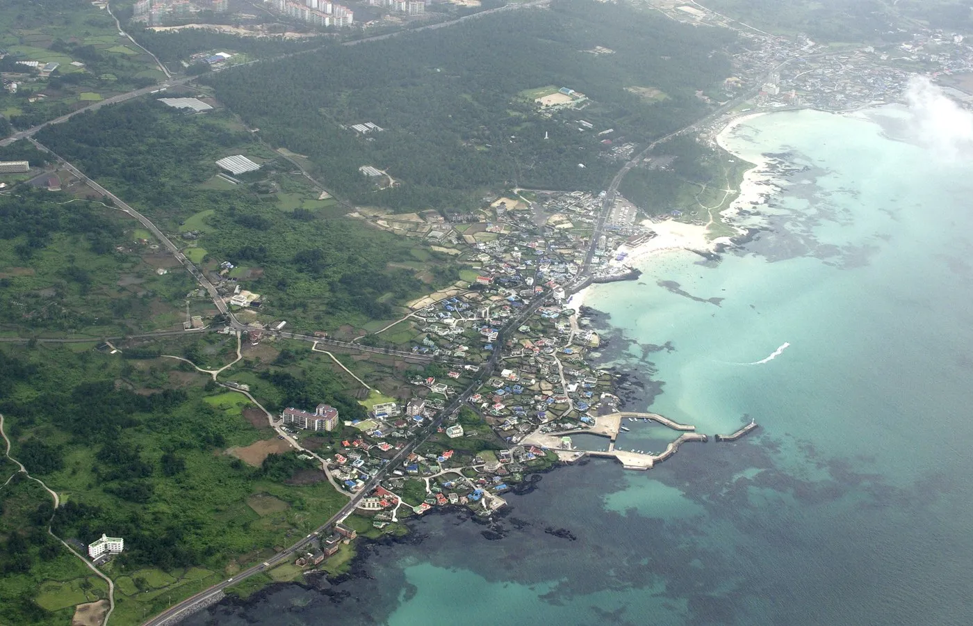 上空から見た海沿いの町