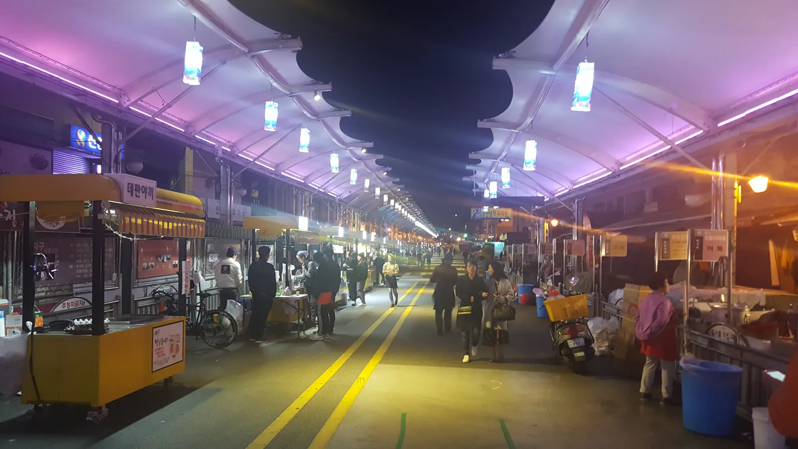 Personas paseando por un mercado nocturno