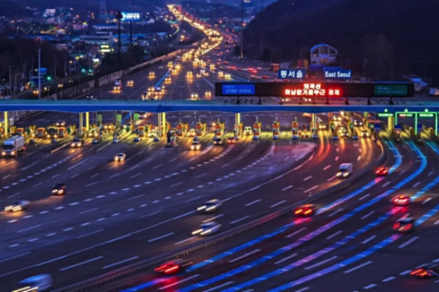 收费站和道路上的车辆