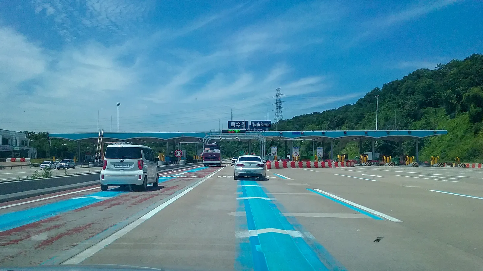 Peaje y vehículos en la carretera